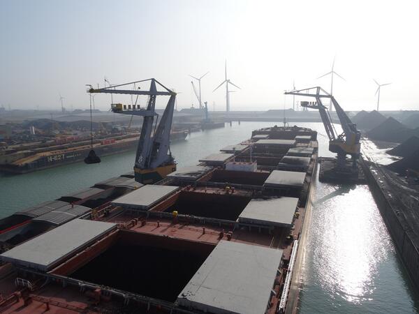 OvetShipping's tweet photo. mv Wan May discharging #coal at #Ovet @Kalootharbour, @Flushing @gem_vlissingen 
@Zeelandseaports http://t.co/oo6Jh9D8lu
