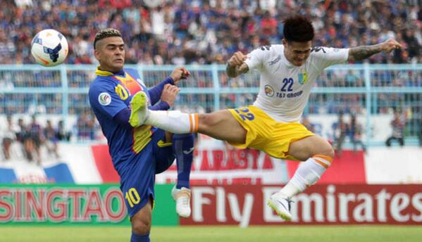 tempodotco's tweet photo. FOTO: Arema Cronus Kalah dari Hanoi T&amp;T Vietnam, 1-3 http://t.co/HnB05vfPml http://t.co/wthXDmNwiR