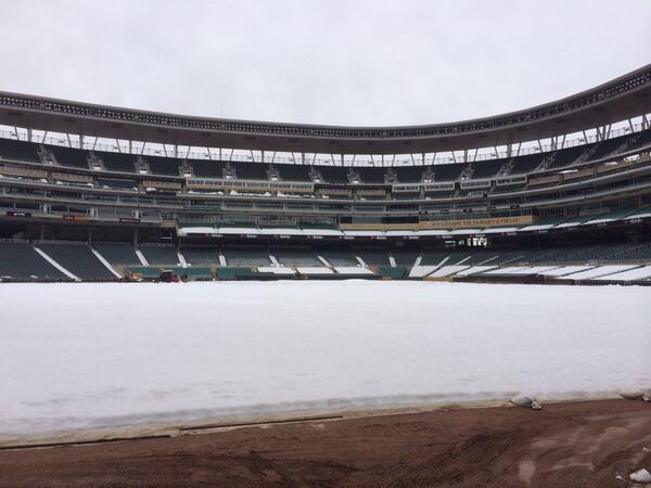 Best grounds crew in <a href="/MLB/">MLB</a> clearing snow to prepare this beautiful ballpark for April 7. <a href="/TCGroundsCrew/">Наташка Плешкова</a> <a href="/Twins/">Minnesota Twins</a>