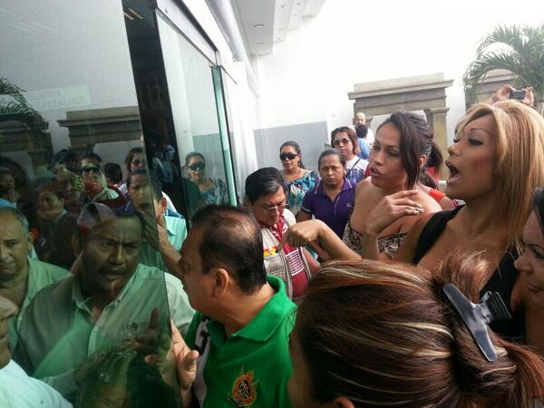 nototol's tweet photo. Llegaron las putas al @CongresoTab a ver a sus hijos. Con razón a dips les dicen "hijueputas" http://t.co/8uCn5MPtDB http://t.co/HXU8qpBLC5