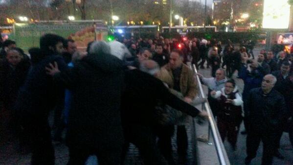 @direnankara: “<a href="/mertskaplan/">Mert S. Kaplan</a>: Gözaltı yapan polisin tepki gösterenlere saldırma anı. #BerkinElvanÖlümsüzdür ”.  18.11