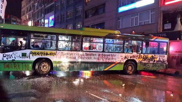 20.53 #İstanbul #Kadıköy - Grupların barikat haline getirdiği belediye otobüsü. via @ysfnng