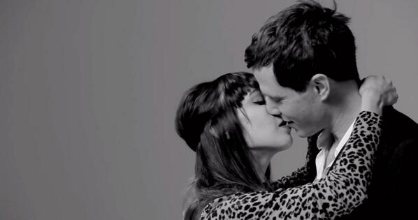 A3Noticias's tweet photo. ¿El primer beso entre desconocidos? Éxito de un vídeo que recopila este momento entre extraños http://t.co/JhkITqM44n http://t.co/YRdBIJRHeQ