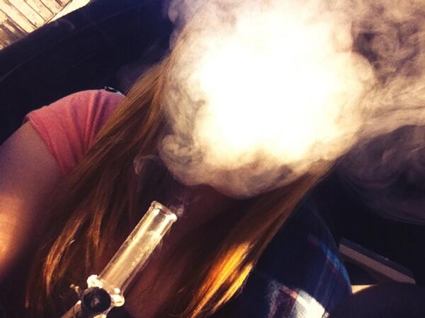 maryyyelaine's tweet image. Wake n bake 😍💨👌#hellacold #bonghits