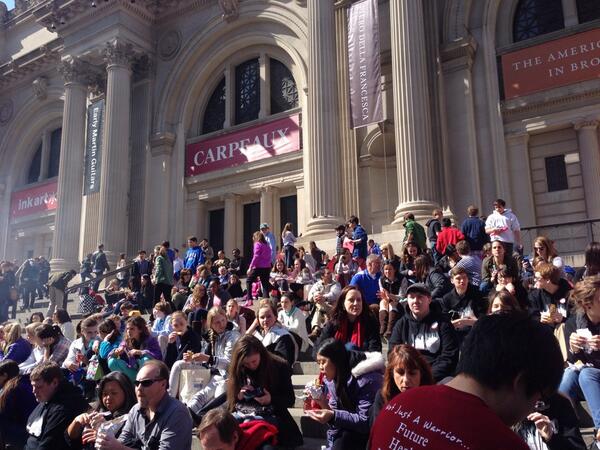martinhsorch's tweet photo. Lunch on the steps of the Met!! #foodtruck #determination #springtrip2014 http://t.co/i4RzOhvQ4h