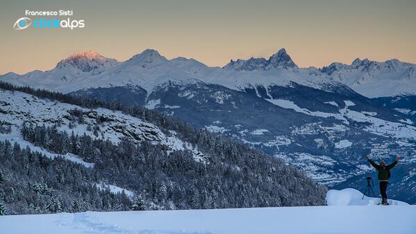 Assaporavamo l'alba nel silenzio gelido della Vallée...alba da clickalper!
 #‎clickalpsmagazine