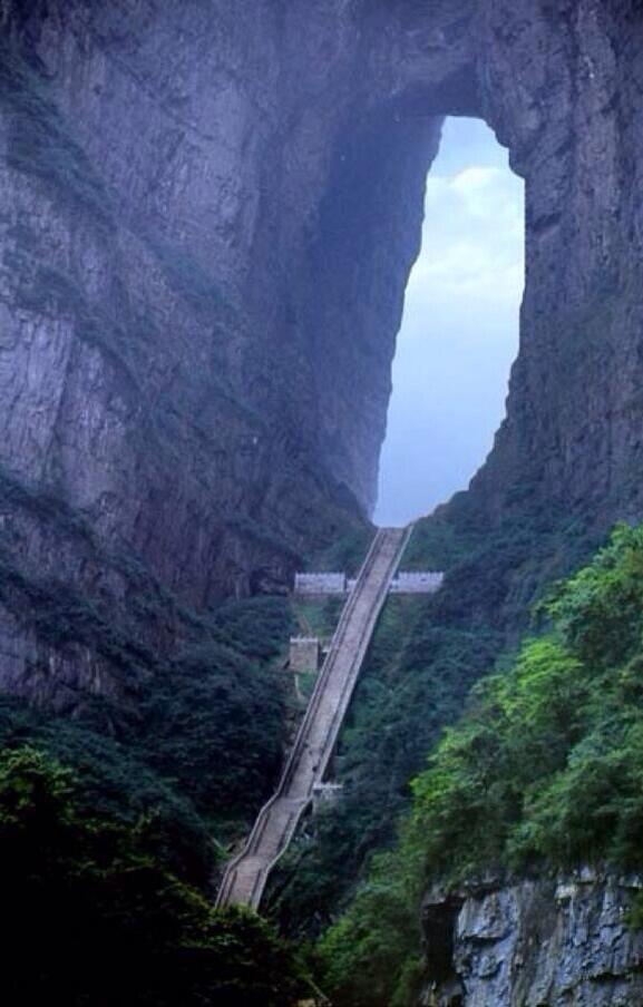 La Montaña de la Puerta al Cielo (China) tiene una de las escaleras más largas del mundo, con 7.5 km y 999 escalones.