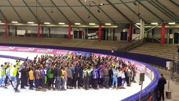 CRV4all's tweet photo. Een zonnige dag en toch werd er geschaatst! 300 enthousiaste veehouders op schaatsclinic van @crvinterfarms @Thialf http://t.co/b1R0VWu87w