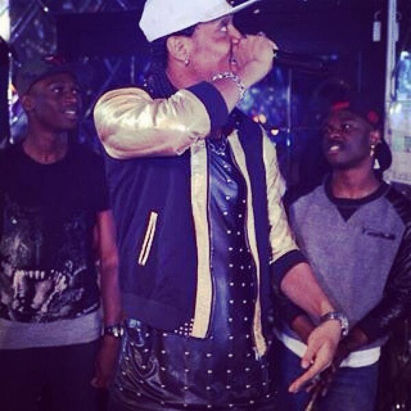 RAPMAGKAARIS's tweet photo. #KAARIS pense à #ABIDJAN Notre prestation à l'alizé club Paris tuage avec SAFAREL OBIANG #club #night #show #coup... http://t.co/U5UgXmSx6n