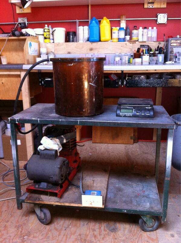 WiredAngler's tweet photo. Redneck engendering 
Old compressor head converted into vacuum pump http://t.co/QqdYzzRW9Y