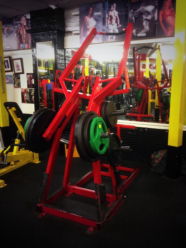 LDN_Muscle's tweet photo. Back day for @MB_LDNM 🎉💪

What's your favourite machine/exercise for that ripping your back to pieces? 😍 #DatMachine http://t.co/b3dRSsUh2F