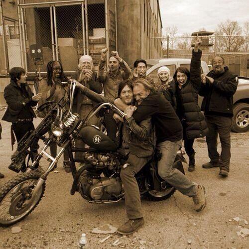 RT if you are apart of the #TWDFamily 

#TheWalkingDead

{Follow Anyone Who Retweets.}
{I will follow back too.}