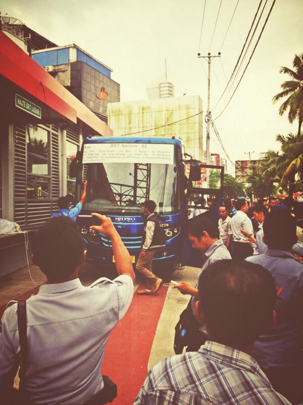 AnggaNataArga's tweet photo. Launching BRT Mamminasata in Makassar. Time scheduled mass transportation. The comfy bus is equipped with WiFi too http://t.co/Mh03NQn2pT