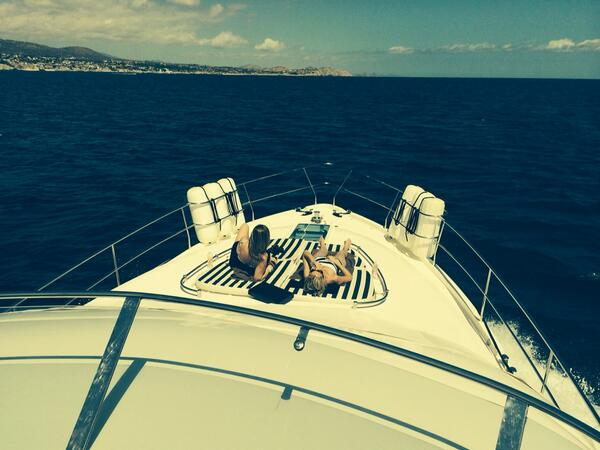 david_saylor's tweet photo. The ladies loving life in Cabo. Whale watching and sun bathing http://t.co/1h4vlSjZoH