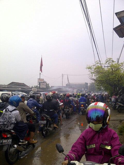 stanley86uli's tweet photo. Kondisi lalulintas dari kutabumi menuju ke tangerang kota lumpuh sudah ± 2jam tdk bergerak@rdi971 @TMCPoldaMetro http://t.co/UPCb7EOvPp