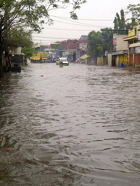 stanley86uli's tweet photo. Banjir kembali menyerang perumahan mutiara pluit - tangerang @rdi971 @TMCPoldaMetro http://t.co/d9hudUSnmV