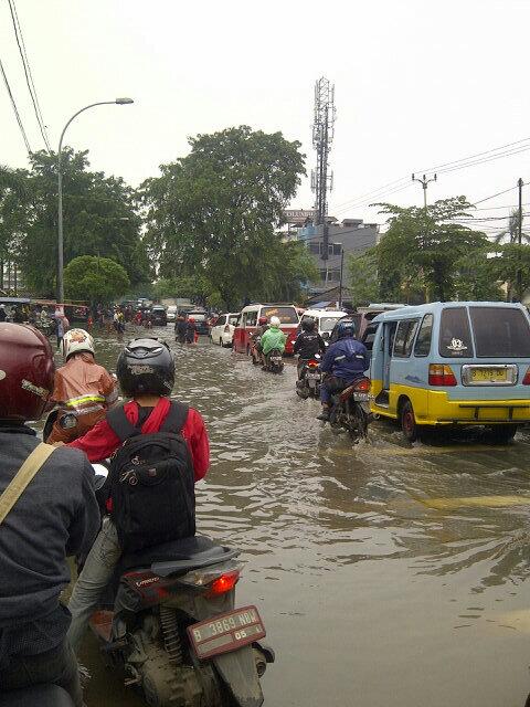 stanley86uli's tweet photo. Penyebab kemacetan adalah banjir di depan City Mall (GIANT) tangerang http://t.co/F8c7AEn2AQ