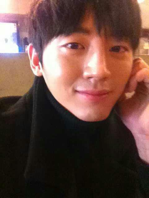 날씨가 우중충 하더니 비가오네.. 그래도 봄을 불러오는 비 라니...^^ 오늘도 좋은하루!