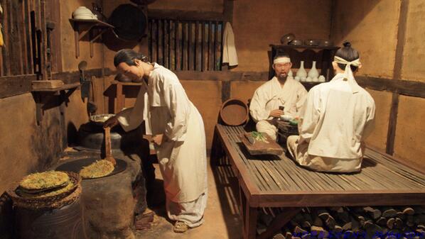 비가 오니 오전에 약속한대로 홍대 쫄깃쎈타에서 <부침핸썹!!! 부침개 잔치>를 열어봅시다!!! 준비물은 파전재료와 막걸리, 엘레강스한 술문화를 위해 막걸리는 1인당 한병으로 제한합니다.