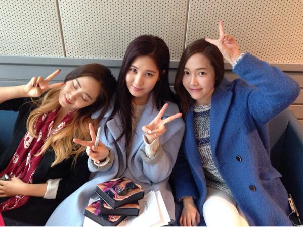 oldschool1035's tweet photo. 아 기다리고 기더리던 그녀들이 드디어 왔습니다! 말이 필요없는 그녀들~ 소녀시대 ❤️제시카, 유리, 서현 ❤️ 웃고싶은분들! 기분좋아지고 싶은분들! 여기로 오세요^^ http://t.co/LzCaEjYtgi