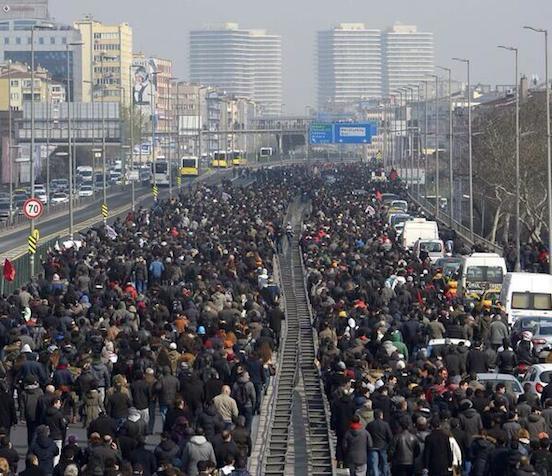 E-5 Karayolu'nda on binlerce vatandaş Berkin Elvan için yürüyor.