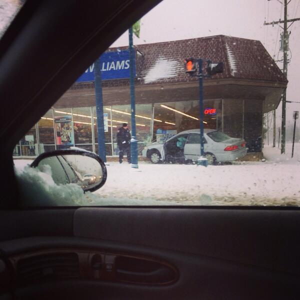 Mitchagainn's tweet image. Hey I&apos;ll just park here. #michiganproblems #myspot #accident #hopetheyareokay 👌@michiganprobz