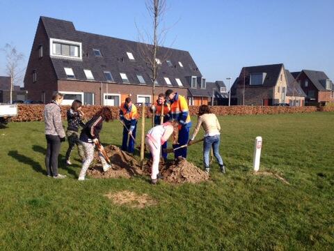 GerardNijland's tweet photo. samen met leerlingen van de #BEM en onze medewerkers #boomplantdag ingevuld. @GrootHolthuizen naar groener. http://t.co/JzTi9qyJmQ