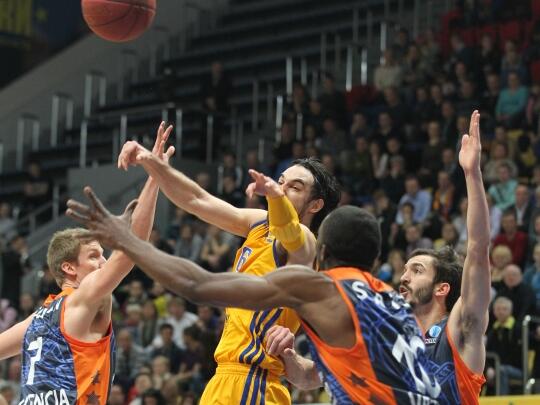 valenciabasket's tweet photo. ¡CRÓNICA! ¡Supervivencia en Moscú y estamos en cuartos @Eurocup! (97-82)
http://t.co/7YGAg4iEgX http://t.co/mUrIb7q859