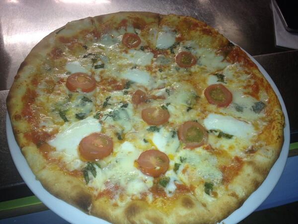 CasaPasta2's tweet photo. All pizzas €10 on Wednesday nights, early bird until 7.30 🍕😀 http://t.co/1Id97jsVwg