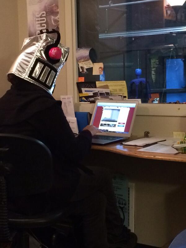 ngeorgemonica's tweet image. My boss rules #humpday #circusjob #robotboss