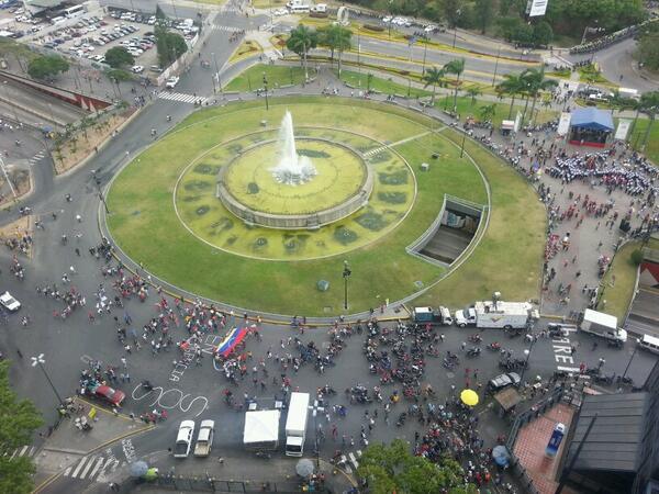 ElUniversal's tweet photo. Llega marcha oficialista a Plaza Venezuela http://t.co/QzEZpU1eo9 (vía @360UCV) #12M