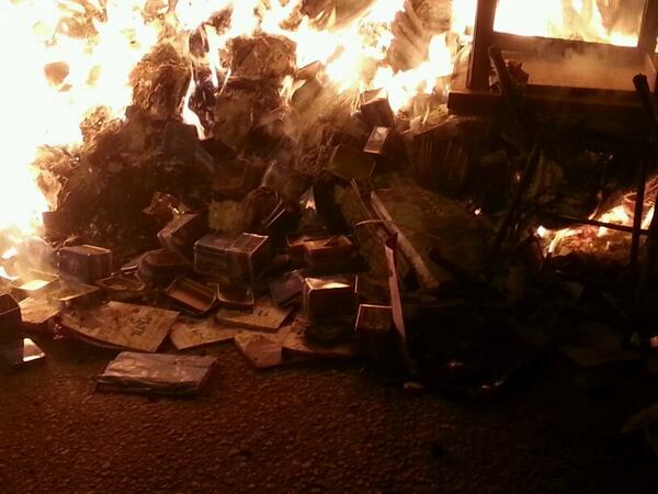 kolektifler's tweet photo. İstanbul Kurtuluş'ta barikatlar AKP seçim bürosu malzemeleriyle yandı http://t.co/45GEQnYXtJ