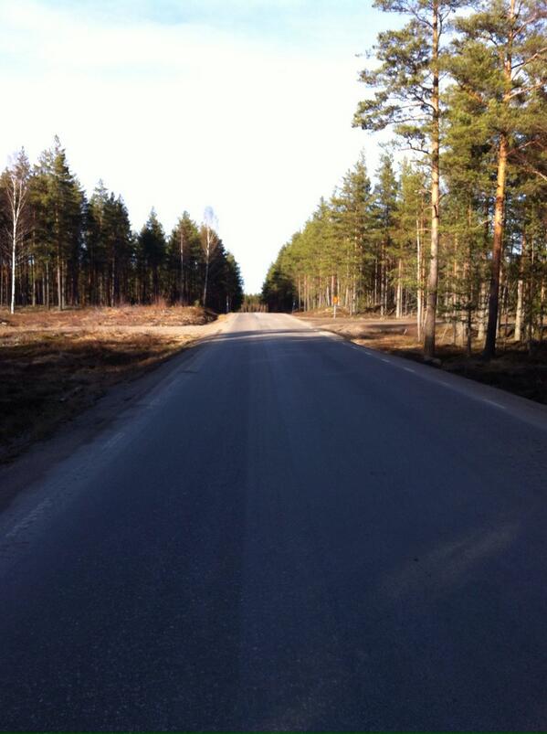 Keys0r's tweet image. Första rullskidpasset för året med 13 plusgrader i t-shirt.