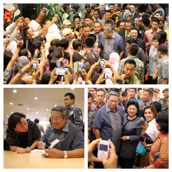 SBYudhoyono's tweet photo. Presiden SBY &amp; Ibu Ani makan malam di Tunjungan Plaza, Surabaya. Presiden jg lakukan book signing #SAP. http://t.co/CShBO9cFFt