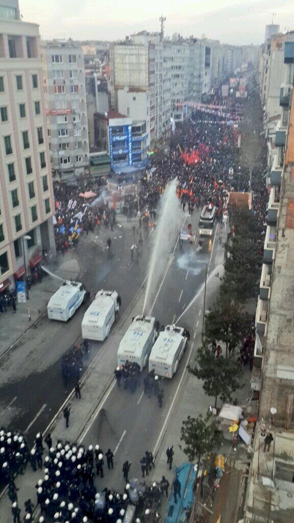 frekanstr_'s tweet photo. Bu ne tür bir çılgınlıktır?
Böyle bir kalabalığa polis saldırırsa neler olur?
Bu ne tür bir devlet cinnetidir? http://t.co/DLHti2cld4