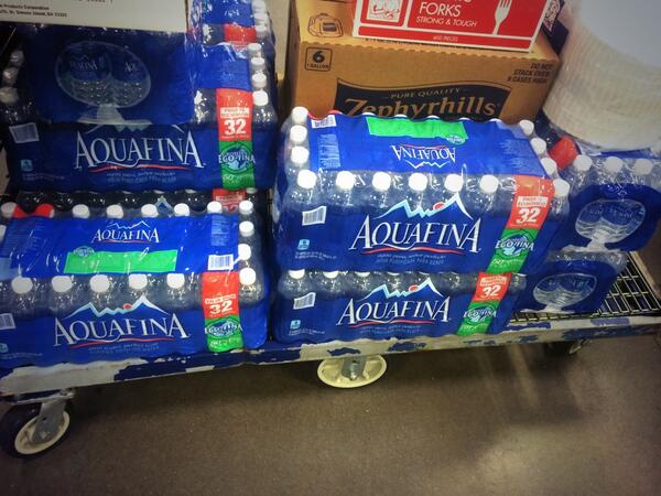 5k5Bars's tweet photo. Stocking up on water to keep our runners hydrated!! #shamrock5k #pepsisponsor #aquafina http://t.co/Uojatvz4TC