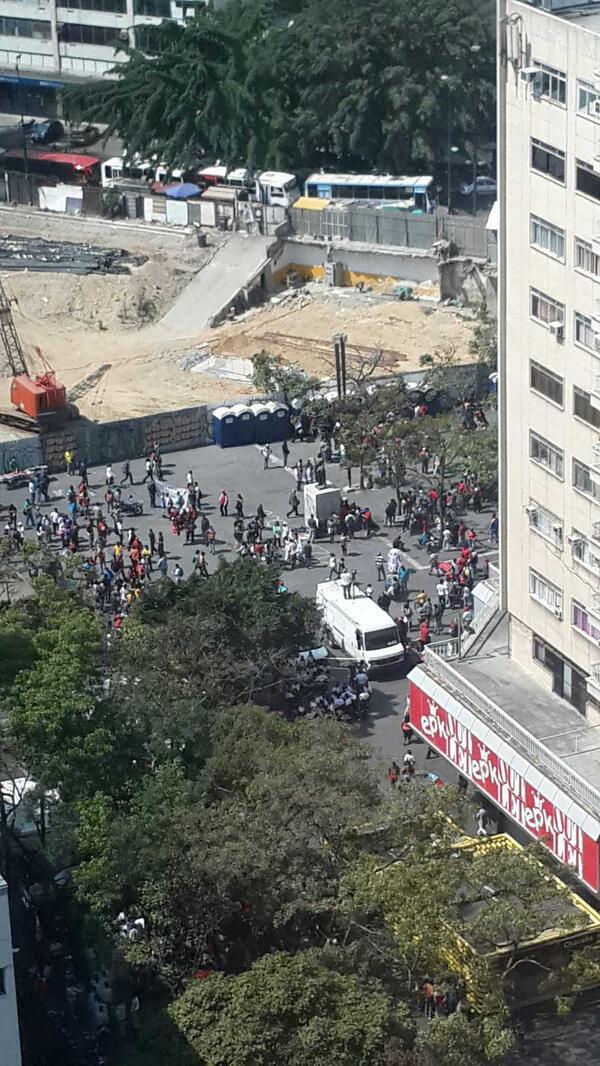 AnonymusWar's tweet photo. http://t.co/0pmife7RpI MIREN LA FOTO..ESTA ES LA GRAN MARCHA QUE CONVOCARON LOS LOQUITOS CHAVISTAS..NO TIENE PUEBLO..EL PUEBLO ESTA ARRECHO