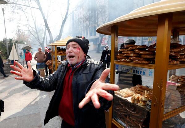 Ekmek alanı öldürür, simit satanı kaşından vurursun! Boşuna demediler size "Polis, simit sat onurlu yaşa" diye. "