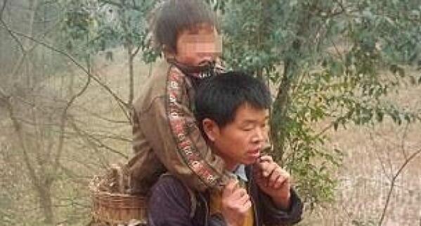 antena3com's tweet photo. Un hombre carga con su hijo discapacitado 28 km diarios para llevarlo al colegio http://t.co/zQ70kWo5jI http://t.co/wXx4u2PcuC