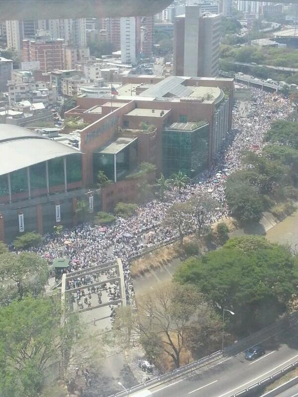 ElUniversal's tweet photo. Marcha de estudiantes en Ciudad Banesco antes de salir rumbo a la Defensoría del Pueblo http://t.co/LFWTNEewuk  (vía RT @EnverConde) #12M