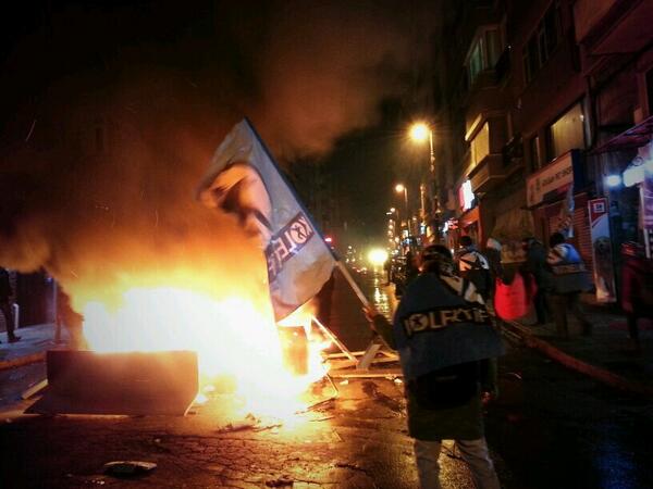 kolektifler's tweet photo. Kurtuluş'ta ikinci barikatta kuruldu. İsyan ateşi yükseliyor. #BirHalkCocuğunuUğurluyor http://t.co/vSdK6HFVg8