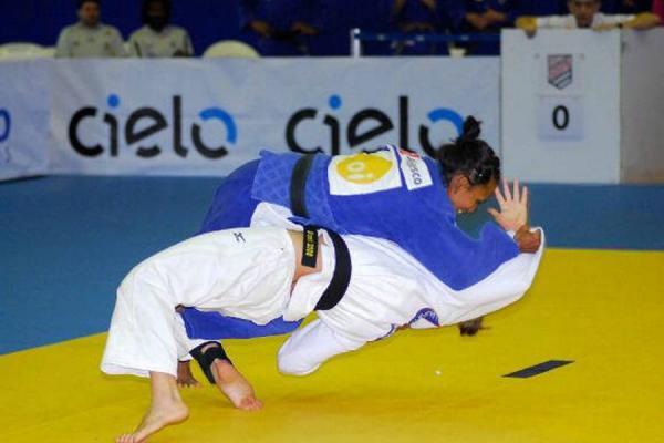 Extratiempotro1's tweet photo. Yadinis Amaris celebra en Chile, medalla de Oro en Judo en los Juegos Suramericanos. Superó a Katlein Lima de Brasil. http://t.co/I6w1kIDbeb