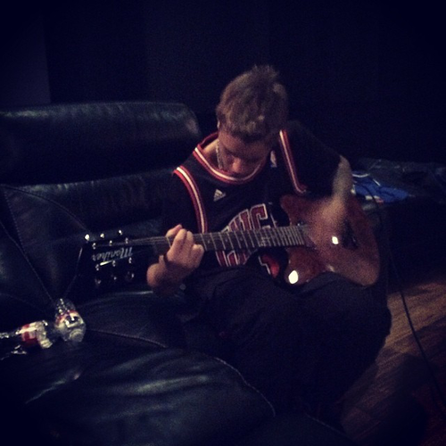 jbieb1st's tweet photo. จัสตินไม่ได้มีความสามารถแค่การร้องเพลงนะครับ เขายังสามารถแต่งเพลง เต้น และเล่นดนตรีได้หลายชนิดอีกด้วย http://t.co/QuULJlBSg5