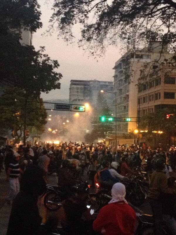 2001OnLine's tweet photo. Esta era la situación a las 6:20 PM en Altamira. Vía @360UCV http://t.co/YrfkIIeLGW