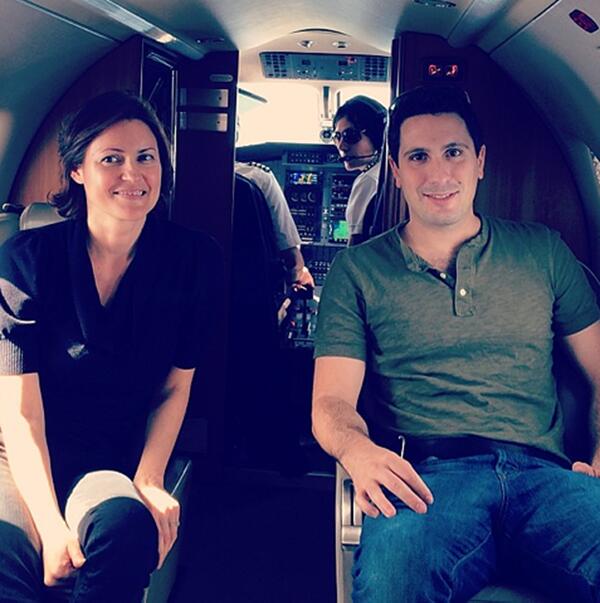SurfAir's tweet image. Attention: #SurfAir pilots may photobomb. Happy pilots, happy members. #FlySurfAir [photo: @dgglasser]