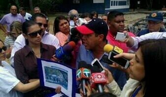 LaVozdeAPUCLA's tweet photo. Gobernador Henri Falcón presentó evidencias sobre hechos de violencia en Decanto de CIENCIAS-UCLA #12M http://t.co/5niCkiZssl