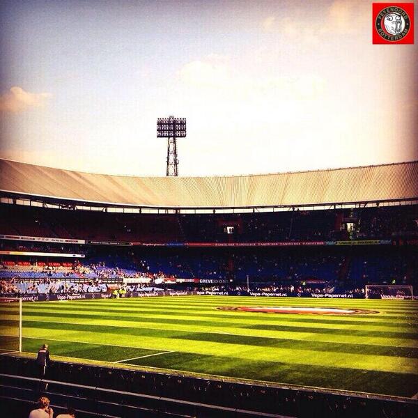 FeyenoordMemes's tweet photo. Het is en het blijft gewoon het mooiste stadion van de wereld met de meest fantastische supporters. http://t.co/ktsY2Z7b5d
