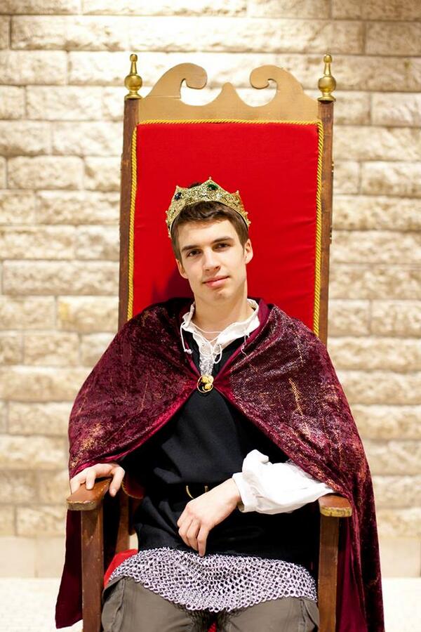 PrinceLeo_II's tweet photo. Last chance to sit in the throne before I hit the road with @Sir_Ellion. Glory to the king! #Youbestprotectmeboi http://t.co/tHqrMd52vy