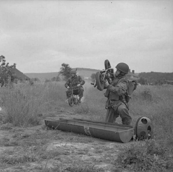 muyhistoria's tweet photo. Moto plegable del ejército británico. Diseñadas especialmente para los paracaidistas. #WW2 #Curioso http://t.co/OL1gccf92U