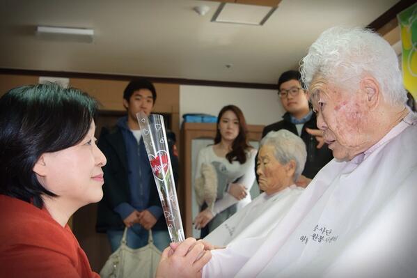 진정 가슴으로 사람을 바라보는 사람... 대한민국에는   왜 이런 사람들의 당은 군소정당이어야하나? 한 번 쯤... 이 분들에게 여당의 자리를 주고 싶다...